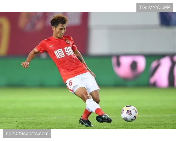 卡纳瓦罗如何通过回撤出球主导防线组织并在关键战中以对抗强度压制边路？