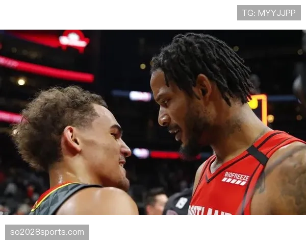 特雷·杨场下这穿搭开销，真当自己是亚特兰大说唱明星啊？